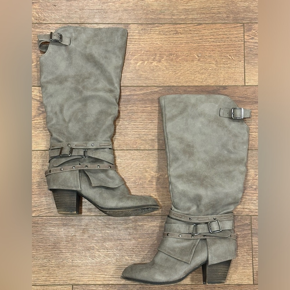 Havana Knee High Belted Boot with Heel and Zipper. 
Size 8.5. Gray